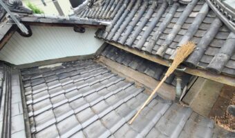 屋根雨樋落ち葉除去作業